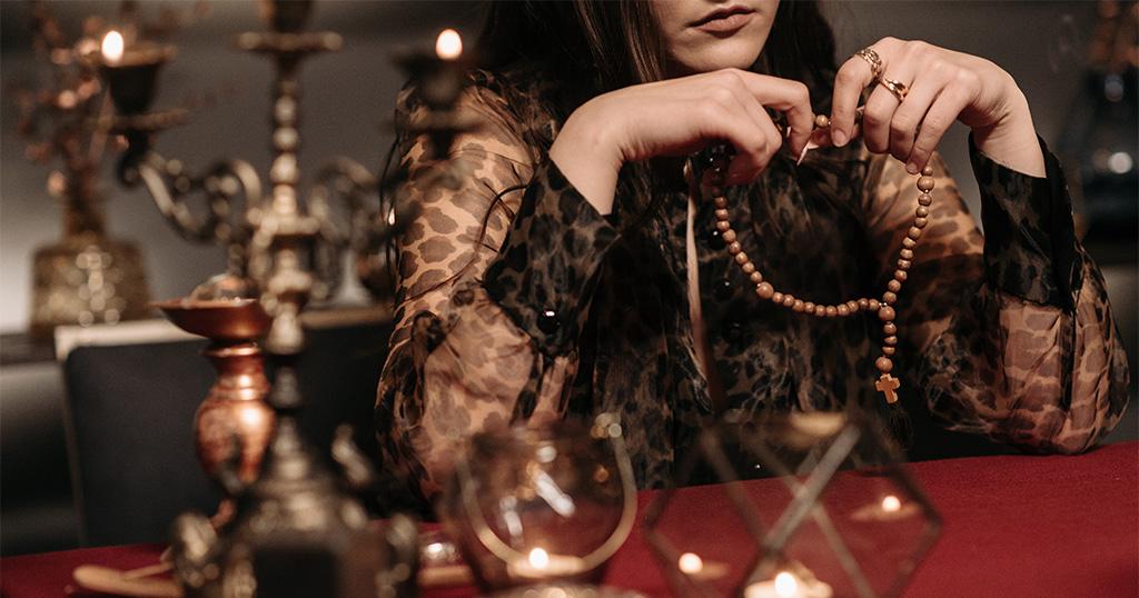 Unveiling the Spiritual Connections between Tarot and Religion
